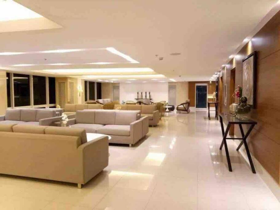 Breeze Residences - 1Br Unit With Balcony -Top Floor 마닐라 외부 사진