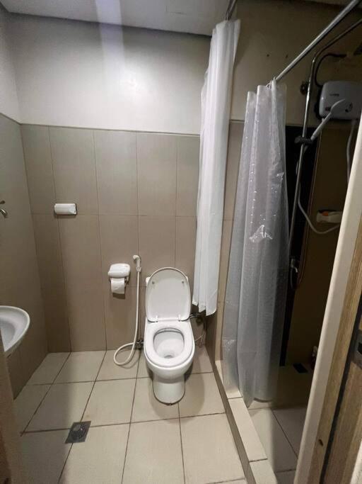 Breeze Residences - 1Br Unit With Balcony -Top Floor 마닐라 외부 사진