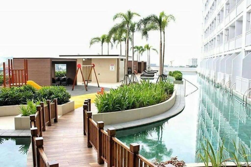 Breeze Residences - 1Br Unit With Balcony -Top Floor 마닐라 외부 사진